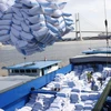Bốc xếp gạo xuất khẩu sang thị trường Bangladesh tại cảng Sài Gòn. (Ảnh: Đình Huệ/TTXVN)