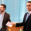 Lãnh đạo phong trào 5 Sao (M5S) Luigi Di Maio (phải) bỏ phiếu tại điểm bầu cử ở Pomigliano d'Arco, gần Naples, ngày 4/3. (Nguồn: AFP/TTXVN)