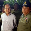 Ảnh tư liệu: Ông Kem Sokha (trái) bị cảnh sát áp giải tại Phnom Penh ngày 3/9/2017. (Nguồn: AFP/TTXVN)