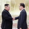 Nhà lãnh đạo Triều Tiên Kim Jong-Un (trái) đón tiếp Trưởng phái đoàn Hàn Quốc Chung Eui-yong (phải), ngày 5/3. (Nguồn: AFP/KCNA)