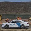 Ảnh tư liệu: Lực lượng an ninh nội địa Mỹ kiểm tra tiến trình xây bức tường biên giới giữa Mỹ và Mexico tại bang Tijuana, Mexico ngày 28/9/2017. (Nguồn: AFP/TTXVN)