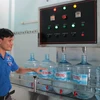 Phạm Thế Sơn tại khu sản xuất nước tinh khiết. (Ảnh: K GỬIH/TTXVN)