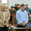 Bị cáo Nguyễn Đức Thắng và bị cáo Nguyễn Đức Lợi tại phiên xét xử. (Nguồn: TTXVN)
