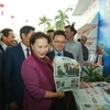 Chủ tịch Quốc hội thăm gian trưng bày của TTXVN tại Hội báo toàn quốc