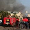 Nhiều xe chữa cháy đã được huy động để dập tắt vụ hỏa hoạn xảy ra tại Công ty dệt Hoành Thân Việt Nam. (Ảnh: Sỹ Tuyên/TTXVN)
