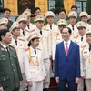Chủ tịch nước Trần Đại Quang với các cán bộ, đoàn viên thanh niên Công an tiêu biểu. (Ảnh: Nhan Sáng/TTXVN)