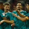Thomas Müller (thứ hai bên trái) cùng các đồng đội ăn mừng sau khi ghi bàn thắng gỡ hoà 1-1 trong trận đấu với Tây Ban Nha. (Nguồn: AFP)