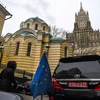 Cờ của Liên minh châu Âu trên chiếc xe đậu ngoài Bộ Ngoại giao Nga ở thủ đô Moskva, ngày 21/3. (Nguồn: AFP/TTXVN)