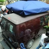 Xe của Cơ quan Cảnh sát điều tra Bộ Công đưa hai nhân viên Eximbank Chi nhánh Thành phố Hồ Chí Minh rời khỏi trụ sở Eximbank Chi nhánh Thành phố Hồ Chí Minh (trưa 26/3). (Ảnh: Thành Chung/TTXVN)