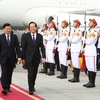 Lễ đón Thủ tướng Lào Thongloun Sisoulith tại sân bay quốc tế Nội Bài, chiều 29/3. (Nguồn: TTXVN)