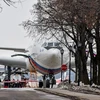 Chiếc máy bay Il-96 chở 46 nhà ngoại giao Nga và gia đình họ tại sân bay Vnukovo. (Nguồn: AFP)