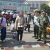 Lực lượng chức năng Việt Nam tiếp nhận chị O nạn nhân bị lừa bán từ phía lực lượng chức năng Trung Quốc. (Ẩnh: Nguyễn Hoàng/TTXVN)