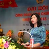 Phó Chủ tịch Công đoàn Viên chức Việt Nam Phan Phương Hạnh báo cáo tổng hợp ý kiến tham gia Dự thảo Báo cáo của ban Chấp hành Công đoàn Viên chức Việt Nam khóa IV, chiều 3/4. (Nguồn: TTXVN)