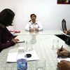 Ông Trần Thanh Thảo, Giám đốc Sở Y tế tỉnh Tiền Giang (ở giữa) tại buổi gặp mặt báo chí thông tin về vụ việc ở Tân Phước. (Ảnh: Minh Trí/Vietnam+)