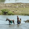 Người dân lấy nước sinh hoạt từ sông Tigris, ngoại ô thành phố Mosul, Iraq. (Nguồn: AFP/TTXVN)
