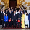 Thủ tướng Nguyễn Xuân Phúc với đoàn đại biểu Hiệp hội các nhà sản xuất Singapore. (Ảnh: Thống Nhất/TTXVN)