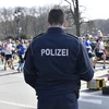 Một cảnh sát Đức đứng bảo vệ giải chạy bán marathon ở Berlin. (Nguồn: AP)