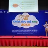 Em Nguyễn Đoàn Tiến thuyết trình về đề tài “Phao cứu sinh điều khiển từ xa” tại vòng chung kết Hội thi “Nhà khoa học trẻ NHG 2018.” (Ảnh: PV/Vietnam+)