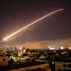 Ánh sáng trên bầu trời Damascus được cho là từ hệ thống phòng không của Syria khi Mỹ không kích. (Nguồn: AP)