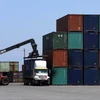 Bốc xếp vận chuyển hàng Container thông qua cảng Đà Nẵng. (Ảnh: Trần Lê Lâm/TTXVN)