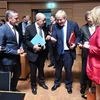 Ngoại trưởng Anh Boris Johnson (giữa, phải) và Ngoại trưởng Pháp Jean-Yves Le Drian (giữa) tại cuộc họp Hội đồng đối ngoại châu Âu ở Luxembourg ngày 16/4. (Nguồn: AFP/TTXVN)