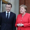 Tổng thống Pháp Emmanuel Macron (ảnh, trái) thăm và làm việc với Thủ tướng Đức Angela Merkel (ảnh, phải) tại thủ đô Berlin, ngày 19/4. (Nguồn: THX/TTXVN)
