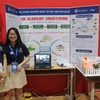 Gia Linh và Yến Nhi bên mô hình dự án Ứng dụng Board Arduino thiết kế mạch điều khiển các thiết bị điện trong nhà. (Nguồn: Vietnam+)
