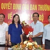 Bà Lê Thị Ái Nam, Phó Bí thư Thường trực Tỉnh ủy, Chủ tịch Hội đồng Nhân dân tỉnh, tặng hoa chúc mừng ông Lê Thanh Hùng. (Ảnh: Huỳnh Sử/TTXVN)