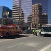 Lực lượng cứu hộ được triển khai tới hiện trường vụ xe tải lao vào đám đông người đi bộ ở Toronto. (Nguồn: THX/ TTXVN)