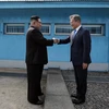 Tổng thống Hàn Quốc Moon Jae-in (phải) và nhà lãnh đạo Triều Tiên Kim Jong-un bắt tay hữu nghị tại đường phân định ranh giới hai miền ở làng đình chiến Panmunjom ngày 27/4. (Nguồn: Yonhap/TTXVN)