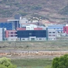 Khu công nghiệp chung Kaesong nhìn từ Paju, Hàn Quốc ngày 24/4. (Nguồn: AFP/TTXVN)
