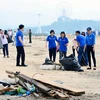 Đoàn viên thanh niên tình nguyện tham gia dọn sạch môi trường biển. (Ảnh: Văn Đức/TTXVN)