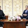 Nhà lãnh đạo Triều Tiên Kim Jong-un (trái) và Tổng thống Hàn Quốc Moon Jae-in tại cuộc gặp ở Panmunjom ngày 27/4. (Nguồn: Yonhap/TTXVN)