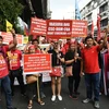 Người dân tham gia tuần hành yêu cầu Chính phủ sửa đổi chính sách lao động tại Manila, Philippines ngày 1/5. (Nguồn: AFP/TTXVN)