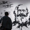 Khách tham quan ngôi nhà nơi Karl Marx sinh ra tại Trier, Đức. (Nguồn: THX/TTXVN)