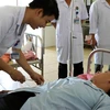 Bác sỹ Bệnh viện đa khoa Hà Tĩnh khám, cấp cứu nạn nhân bị tai nạn giao thông. (Ảnh: Công Tường/TTXVN)