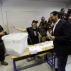 Thủ tướng Liban Saad Hariri (phải, phía trước) bỏ phiếu tại điểm bầu cử ở Beirut ngày 6/5. (Nguồn: THX/TTXVN)