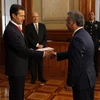 Đại sứ Nguyễn Hoài Dương trình Quốc thư lên Tổng thống nước chủ nhà, Enrique Peña Nieto. (Ảnh do Vụ báo chí Phủ Tổng thống cung cấp)