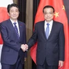 Ảnh tư liệu: Thủ tướng Nhật Bản Shinzo Abe gặp người đồng cấp Trung Quốc Lý Khắc Cường hồi tháng 11/2015. (Nguồn: THX)