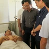 Đại diện Ủy Ban An toàn giao thông Quốc gia Việt Nam thăm hỏi, động viên, hỗ trợ các nạn nhân vụ tai nạn. (Ảnh: Phan Sáu/TTXVN)
