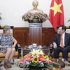 Phó Thủ tướng, Bộ trưởng Bộ Ngoại giao Phạm Bình Minh tiếp Đại sứ Tây Ban Nha tại Việt Nam, bà María Jesús Figa López-Palop. (Ảnh: Lâm Khánh/TTXVN)