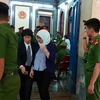 Bị cáo Bùi Thị Kim Loan (quấn khăn) được yêu cầu tham gia phiên xử ngày 15/5 để Hội đồng xét xử xét hỏi. (Ảnh: Thành Chung/TTXVN)