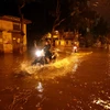 Nước ngập sâu tại đường Bạch Thái Bưởi, Khu đô thị Văn Quán, Quận Hà Đông, tối 12/5. (Ảnh: Phạm Kiên/TTXVN)