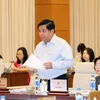 Bộ trưởng Bộ Kế hoạch Đầu tư Nguyễn Chí Dũng trình bày tờ trình. (Ảnh: Trọng Đức/TTXVN)