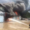 Lực lượng phòng cháy chữa cháy tích cực phun nước dập tắt đám cháy. (Ảnh: Quốc Dũng/TTXVN)