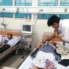 Các học sinh đang được điều trị tại bệnh viện Sản Nhi tỉnh Quảng Ngãi. (Ảnh: Đinh Thị Hương/TTXVN)