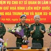 Thượng tướng Nguyễn Chí Vịnh, Thứ trưởng Bộ Quốc phòng tặng hoa cho các sỹ quan hoàn thành nhiệm vụ gìn giữ hòa bình Liên hợp quốc. (Ảnh: Dương Giang/TTXVN)