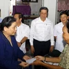 Phó Chủ tịch Thường trực Quốc hội Tòng Thị Phóng tặng quà hỗ trợ người dân bị mất nhà do sạt lở. (Ảnh: Thanh Liêm/TTXVN)