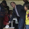 Ứng viên tranh cử Tổng thống Colombia Gustavo Petro bỏ phiếu tại điểm bầu cử ở Bogota ngày 27/5. (Nguồn: AFP/ TTXVN)