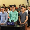 Bác sỹ Hoàng Công Lương (đứng giữa) tại phiên tòa. (Ảnh: Vũ Hà/TTXVN)
